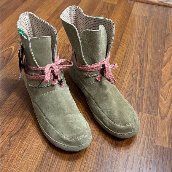 Sanuk Brown Ankle Boots with Pink Laces - Picture 3 of 11